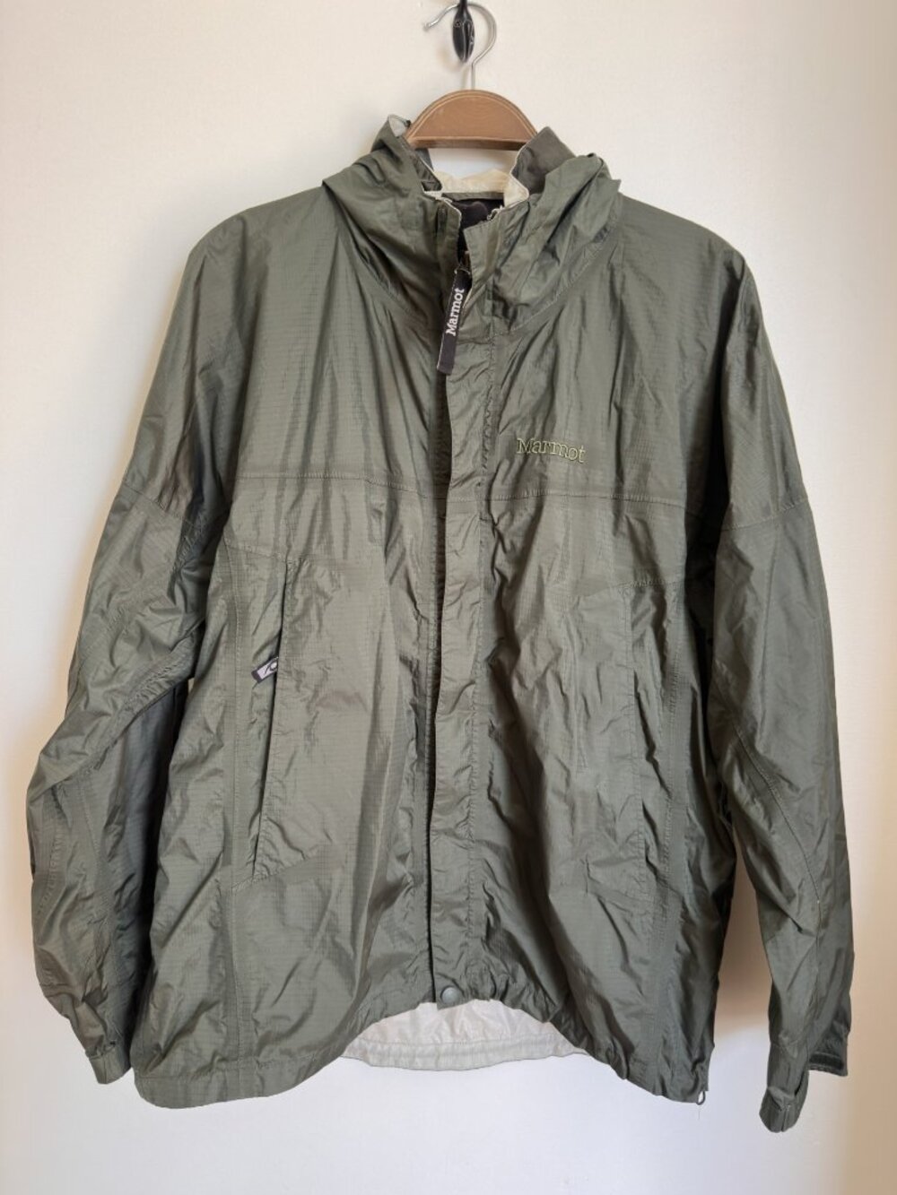 MARMOT GREEN RAIN JACKET WITH STOW AWAY HOOD SIZE MEDIUM